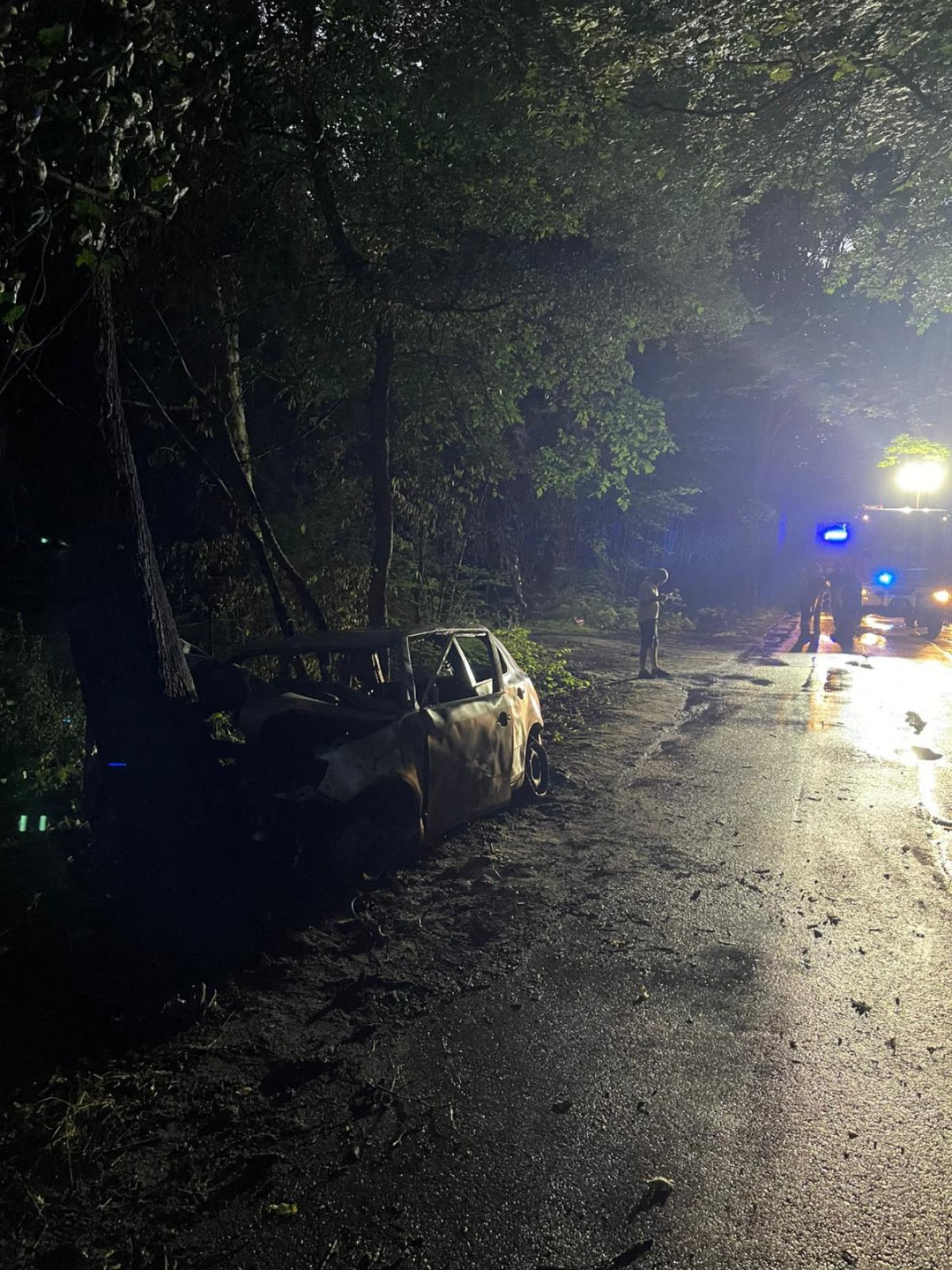 Nieprzytomny kierowa wyciągnięty z płonącego samochodu. Poważny wypadek na DW 226 w Hornikach Dolnych, w gminie Nowa Karczma