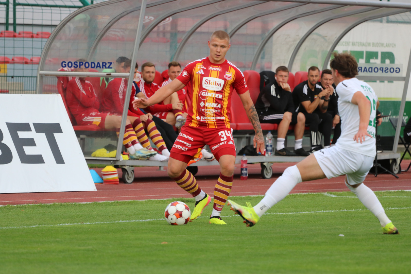 Damian Nowacki chce zostać w Chojniczance na lata. Teraz wraca do łask, ale grał tak mało, że był gotowy odejść. "Ucierpiała moja duma"