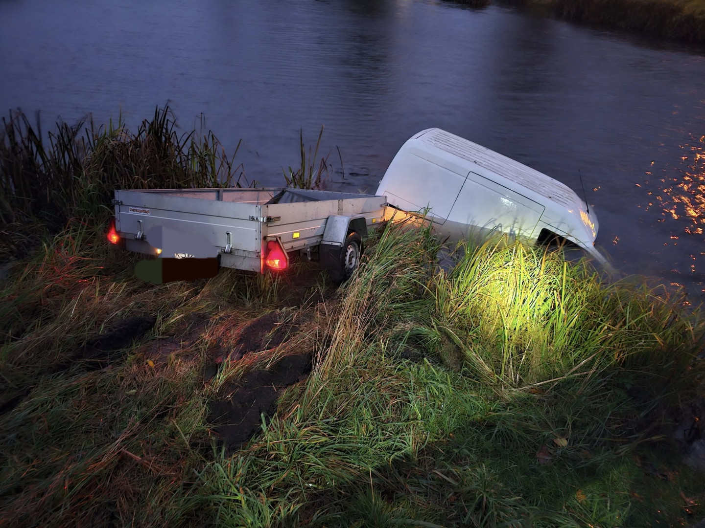 "Stracił panowanie nad pojazdem". Samochód dostawczy wjechał do stawu w Pałubinie, w gminie Stara Kiszewa (FOTO)