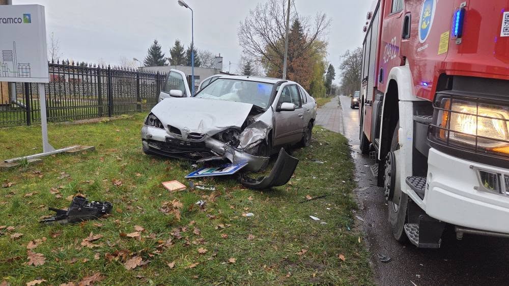 Dwie osoby trafiły do szpitala po wypadku w Przechlewie. Zderzyły się tu dwie osobówki (FOTO)