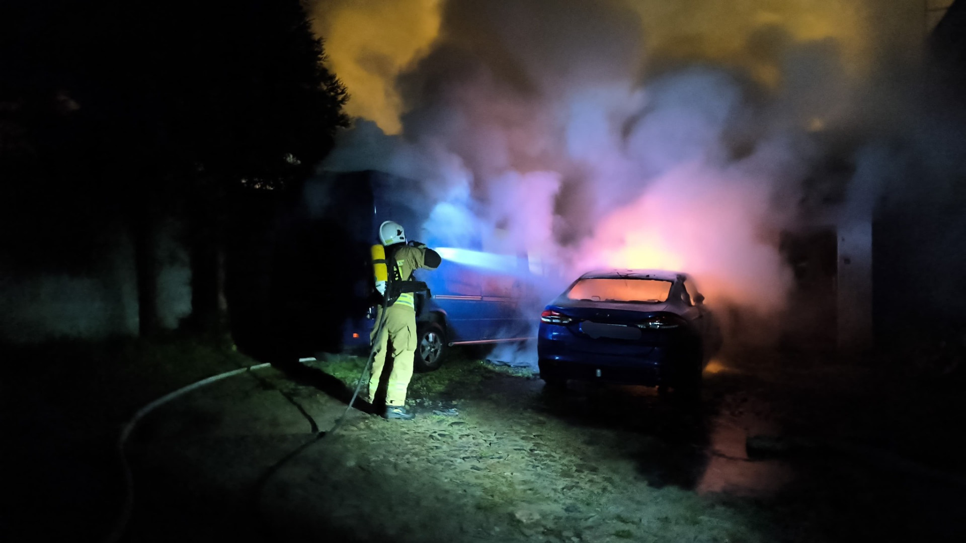 Nocny pożar dwóch samochodów w Czersku. Straty to 90 tys. zł. "Ugaszono pojazdy, jednocześnie osłaniając budynek mieszkalny" (FOTO)