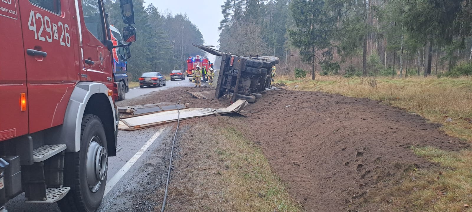 Ciężarówka wjechała do rowu za Rzeczenicą. Kierowca trafił do szpitala, a na drodze krajowej nr 25 są utrudnienia (FOTO)