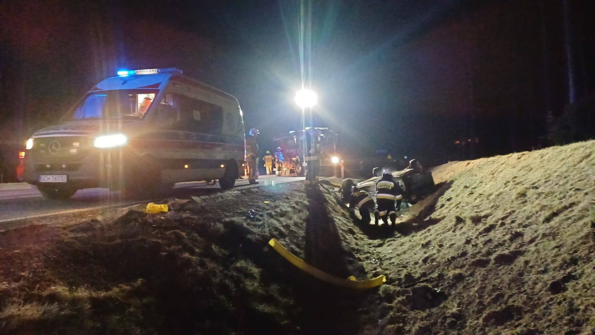 Dachowanie na krajowej 22. Auto wypadło z drogi na trasie Czersk-Gutowiec